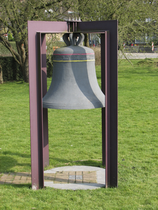 905528 Afbeelding van de luidklok bij het Monument voor Zuilense Gevallenen, ter nagedachtenis aan de slachtoffers van ...